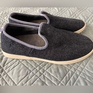 Allbirds loafer, size 8 in navy with light blue trim